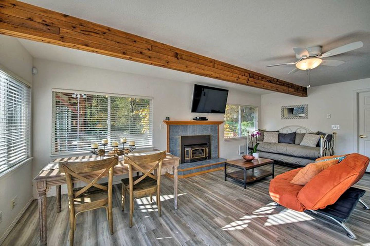 Beautiful Cabin Rental with Private Hot Tub on the Skykomish River in Washington