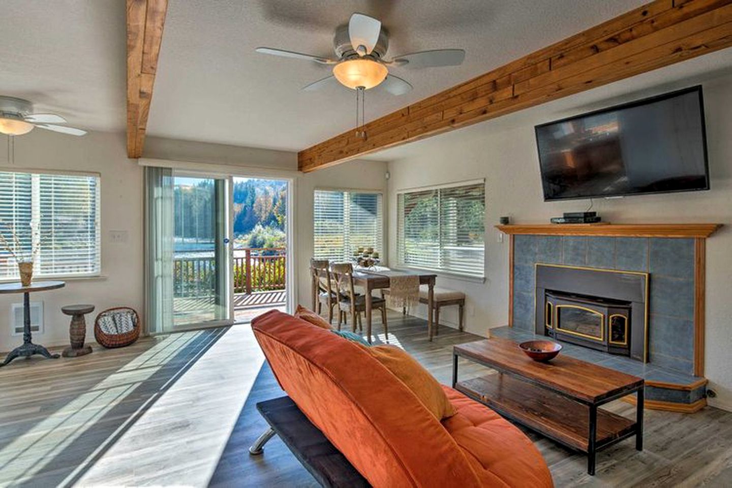 Beautiful Cabin Rental with Private Hot Tub on the Skykomish River in Washington