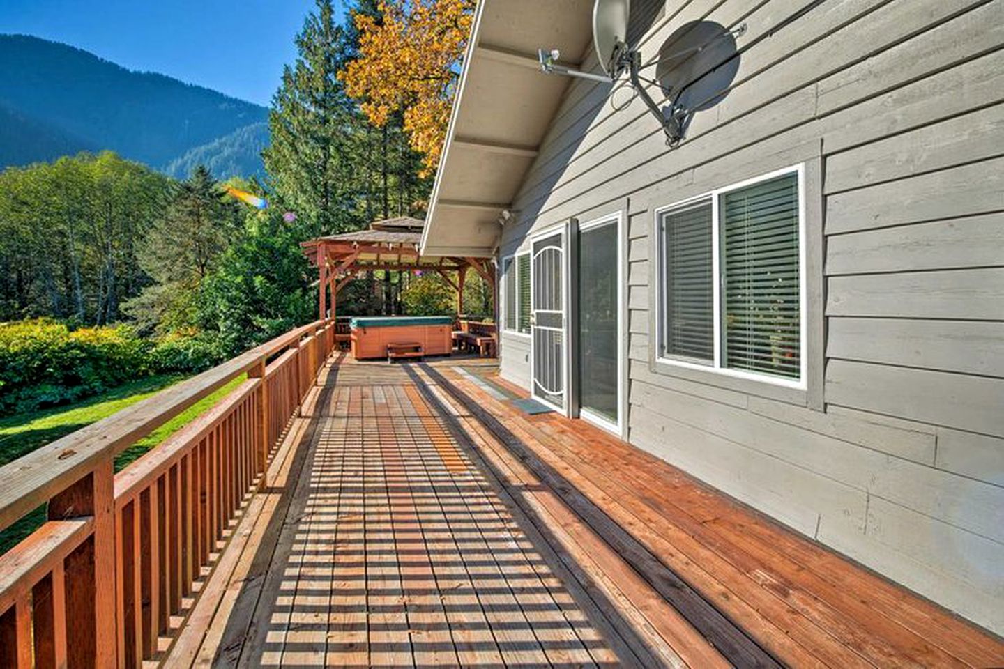 Beautiful Cabin Rental with Private Hot Tub on the Skykomish River in Washington
