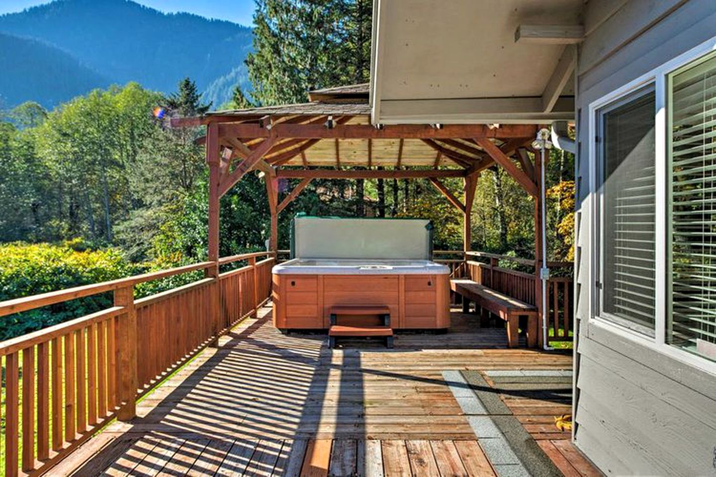 Beautiful Cabin Rental with Private Hot Tub on the Skykomish River in Washington