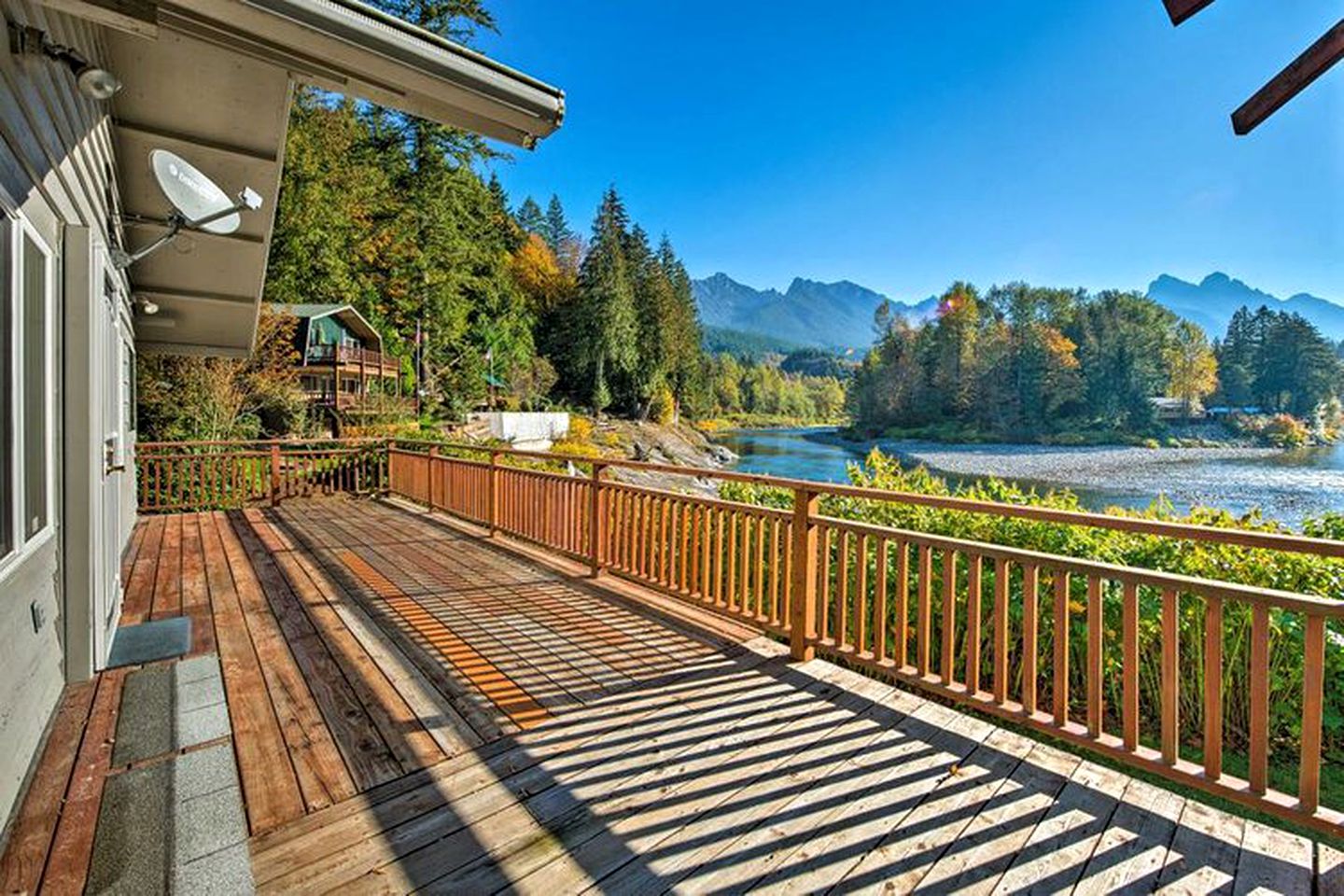 Beautiful Cabin Rental with Private Hot Tub on the Skykomish River in Washington