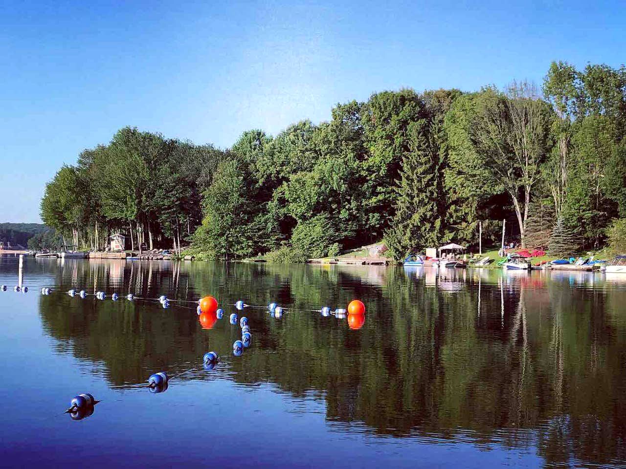 Cabin Lake Ariel, Pennsylvania Glamping Hub