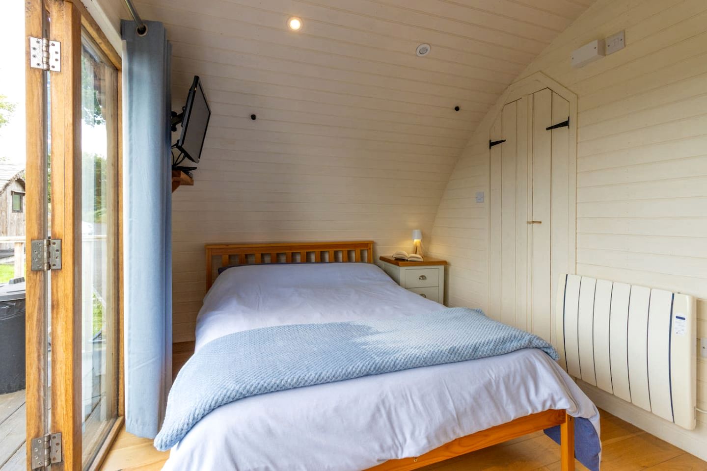 Beautiful Pod by the Irfon River for a Unique Glamping Getaway near Builth Wells, Wales