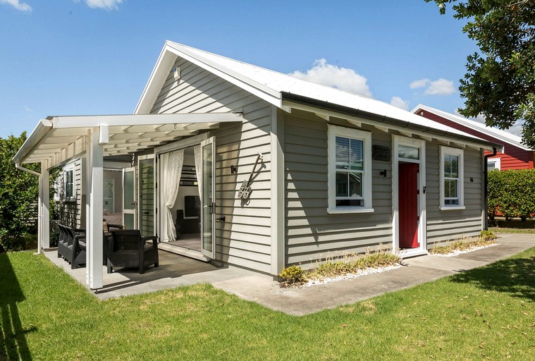 Stylish Waihi Beach Holiday Home with Private Outdoor Space and BBQ, Located Near the Ocean, Waihi Beach, New Zealand
