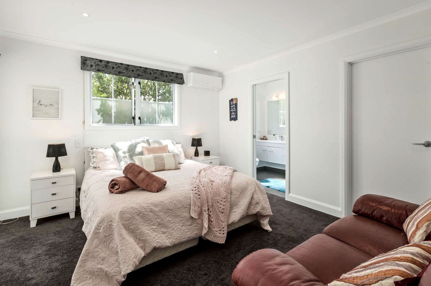 Stylish Waihi Beach Holiday Home with Private Outdoor Space and BBQ, Located Near the Ocean, Waihi Beach, New Zealand