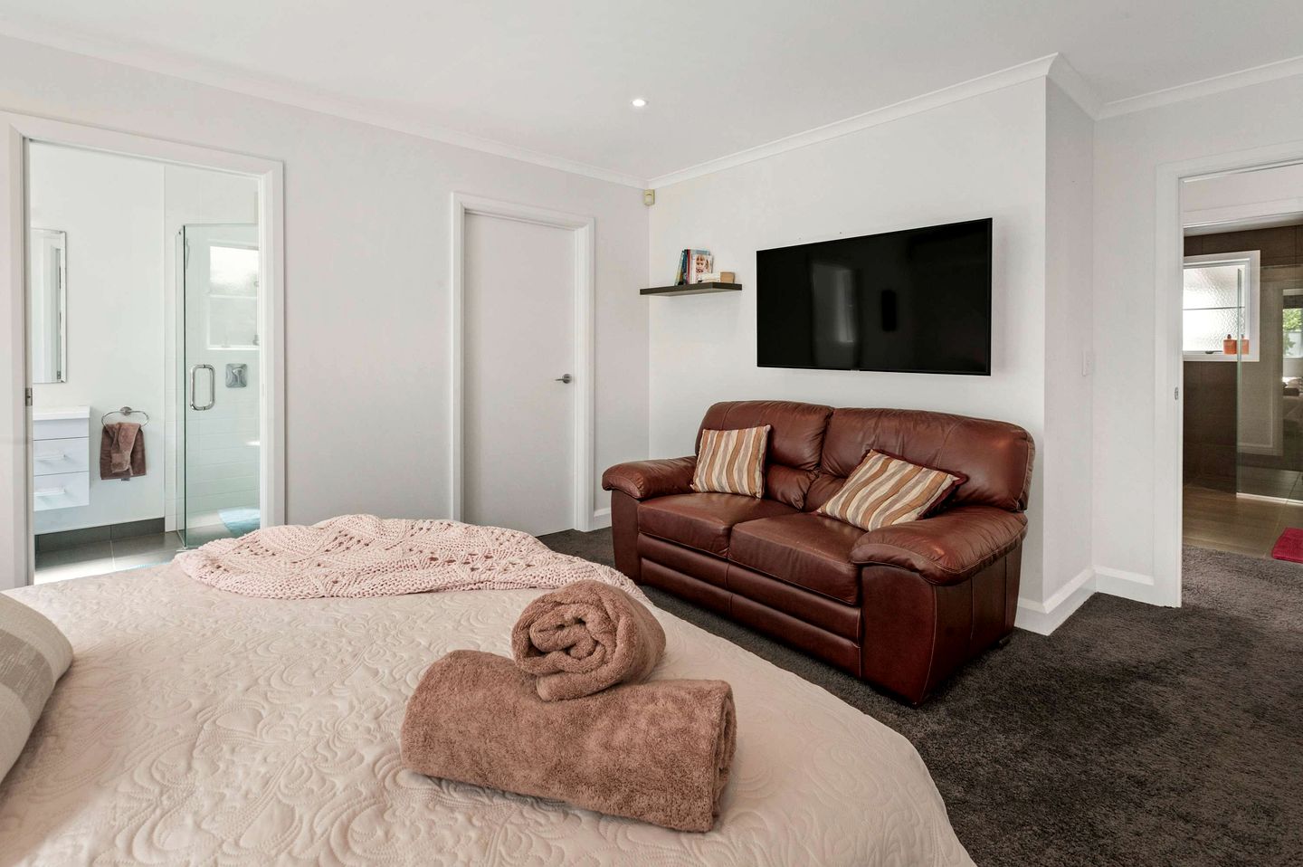 Stylish Waihi Beach Holiday Home with Private Outdoor Space and BBQ, Located Near the Ocean, Waihi Beach, New Zealand