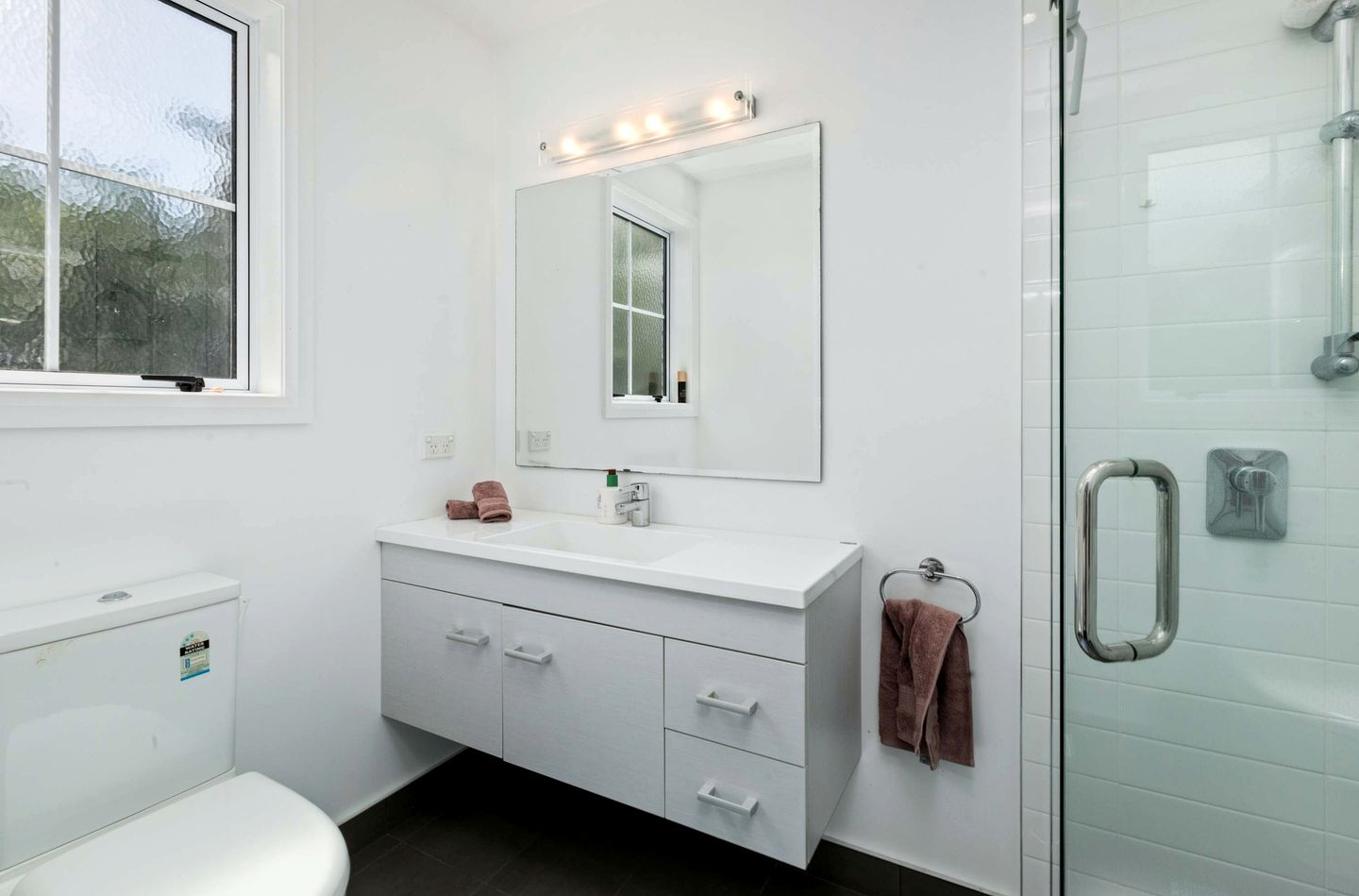 Stylish Waihi Beach Holiday Home with Private Outdoor Space and BBQ, Located Near the Ocean, Waihi Beach, New Zealand