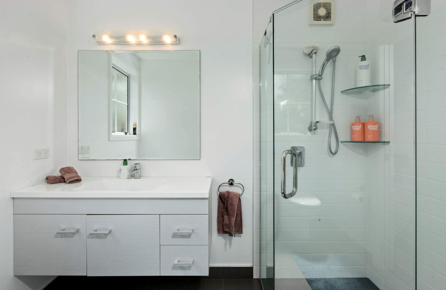 Stylish Waihi Beach Holiday Home with Private Outdoor Space and BBQ, Located Near the Ocean, Waihi Beach, New Zealand