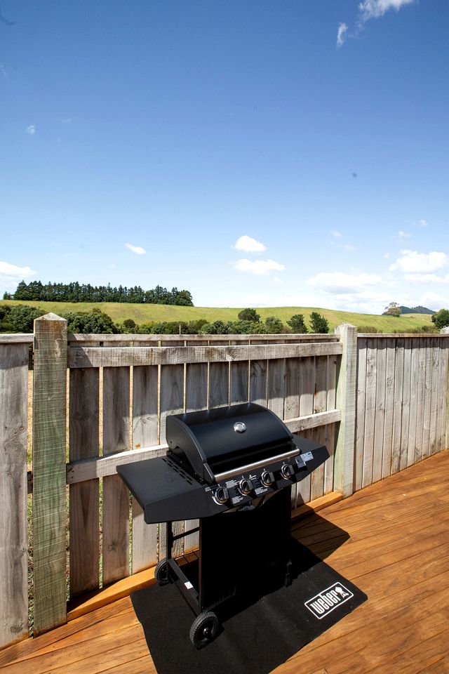 Stylish Waihi Beach Holiday Home with Private Outdoor Space and BBQ, Located Near the Ocean, Waihi Beach, New Zealand