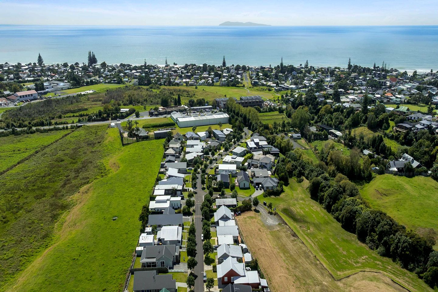 Stylish Waihi Beach Holiday Home with Private Outdoor Space and BBQ, Located Near the Ocean, Waihi Beach, New Zealand