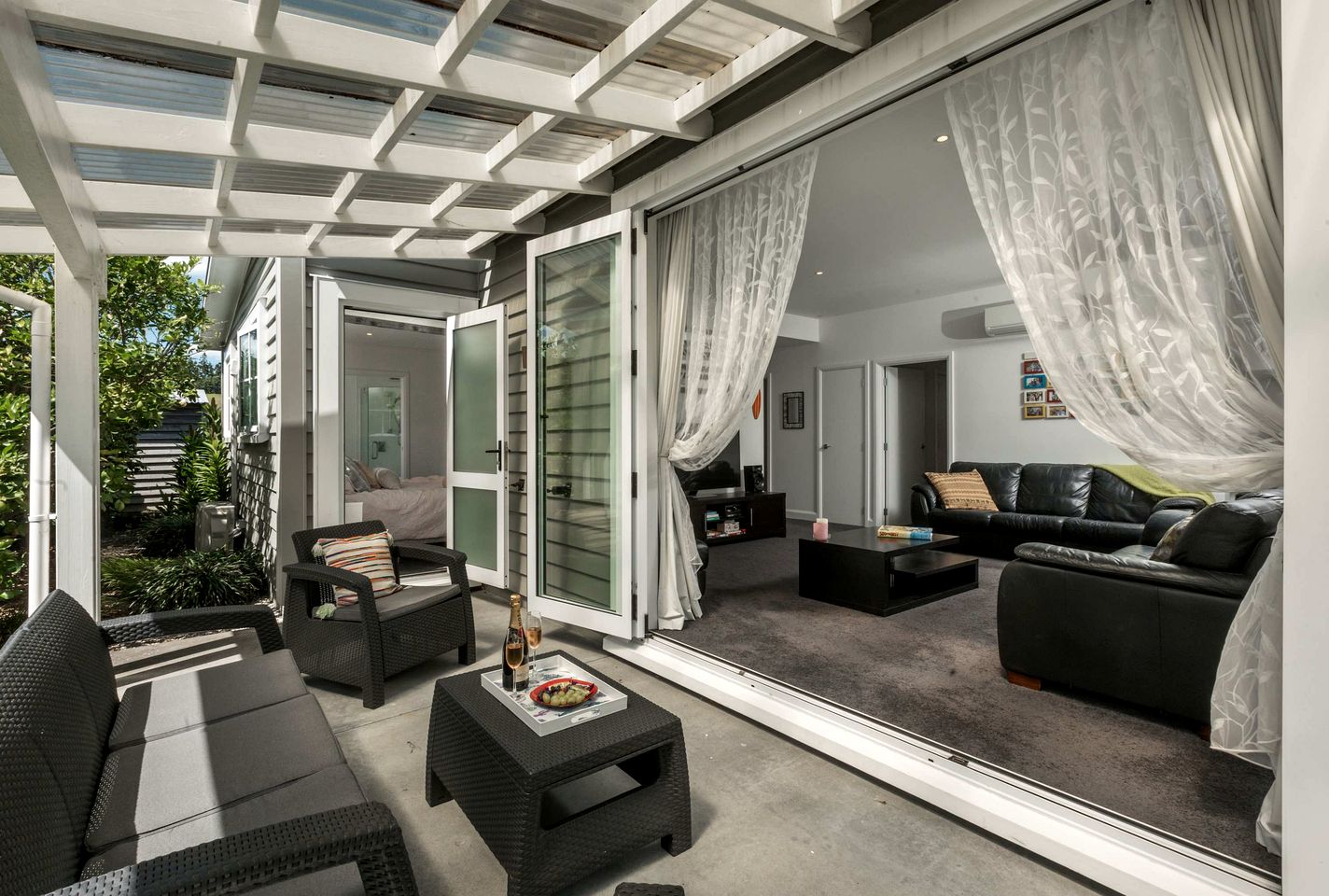 Stylish Waihi Beach Holiday Home with Private Outdoor Space and BBQ, Located Near the Ocean, Waihi Beach, New Zealand