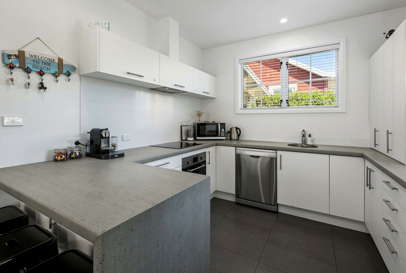 Stylish Waihi Beach Holiday Home with Private Outdoor Space and BBQ, Located Near the Ocean, Waihi Beach, New Zealand