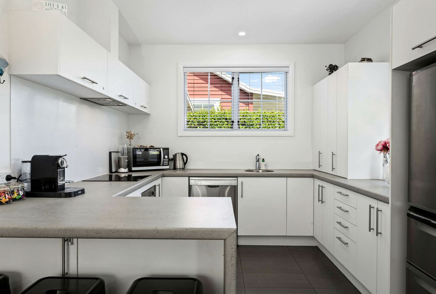 Stylish Waihi Beach Holiday Home with Private Outdoor Space and BBQ, Located Near the Ocean, Waihi Beach, New Zealand