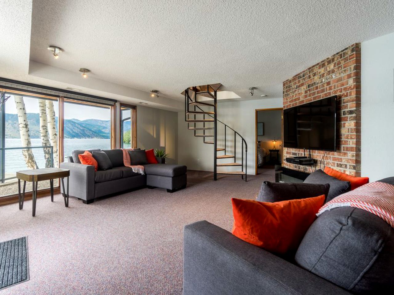 Lakeside Cabin with Private Hot Tub in Chelan, Washington