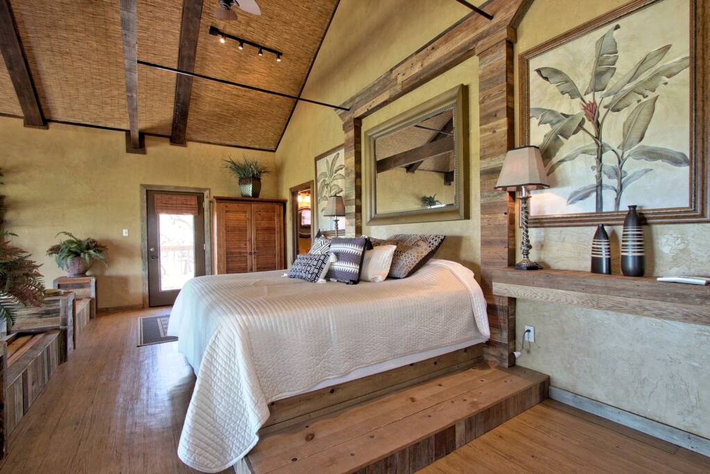 Unique Raised Bungalow Rental with Amazing Texas Hill Country Views in Bergheim, Texas