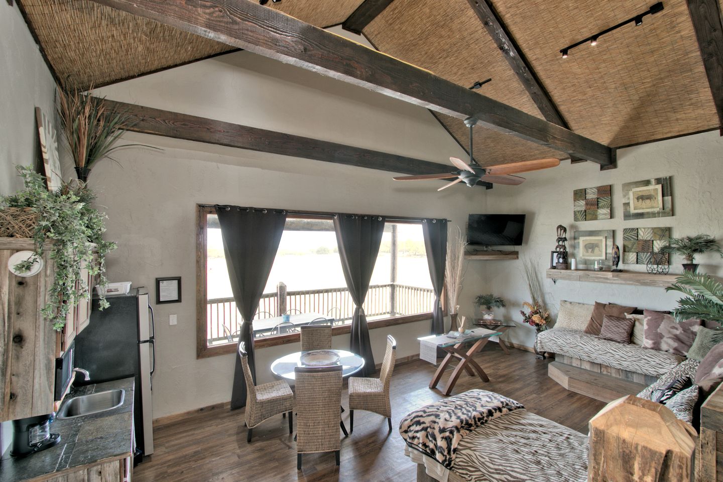 Unique Raised Bungalow Rental with Amazing Texas Hill Country Views in Bergheim, Texas