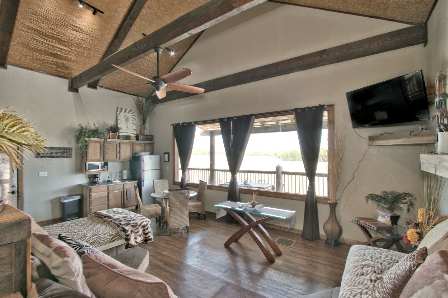 Unique Raised Bungalow Rental with Amazing Texas Hill Country Views in Bergheim, Texas