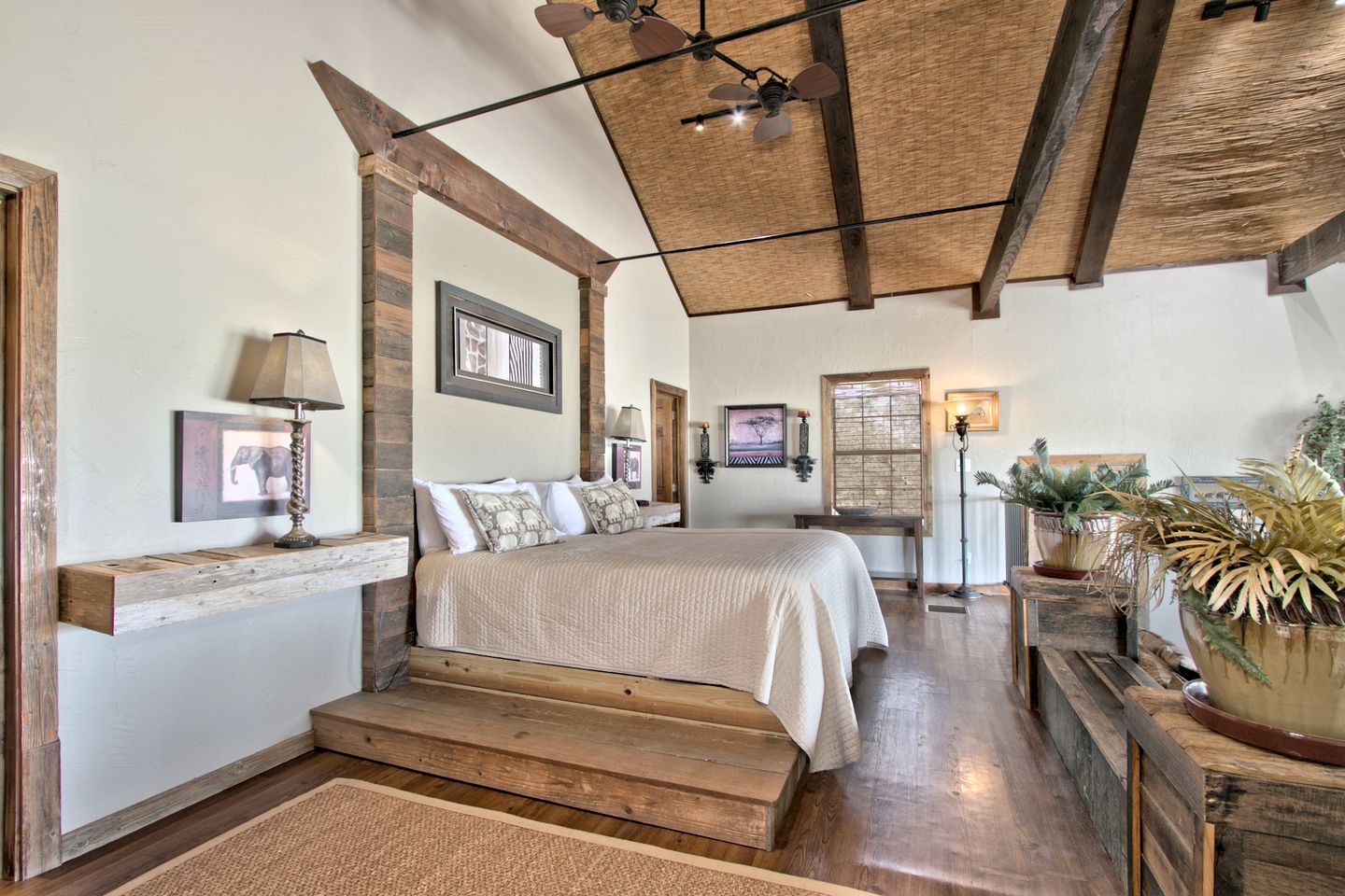 Unique Raised Bungalow Rental with Amazing Texas Hill Country Views in Bergheim, Texas