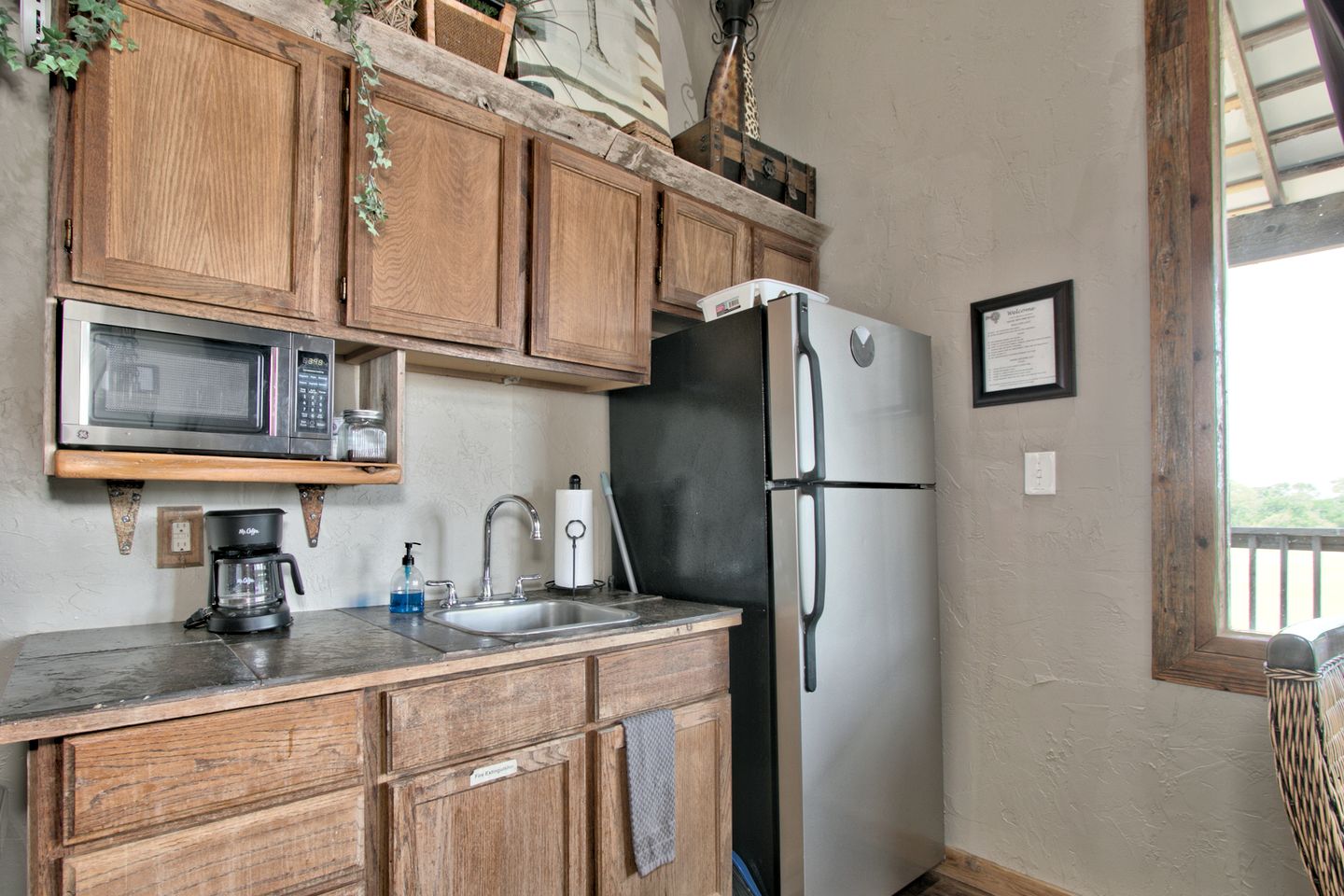 Unique Raised Bungalow Rental with Amazing Texas Hill Country Views in Bergheim, Texas