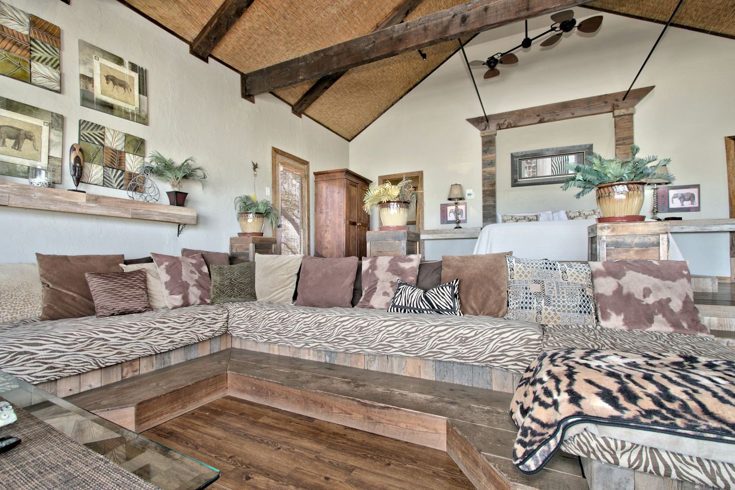 Unique Raised Bungalow Rental with Amazing Texas Hill Country Views in Bergheim, Texas