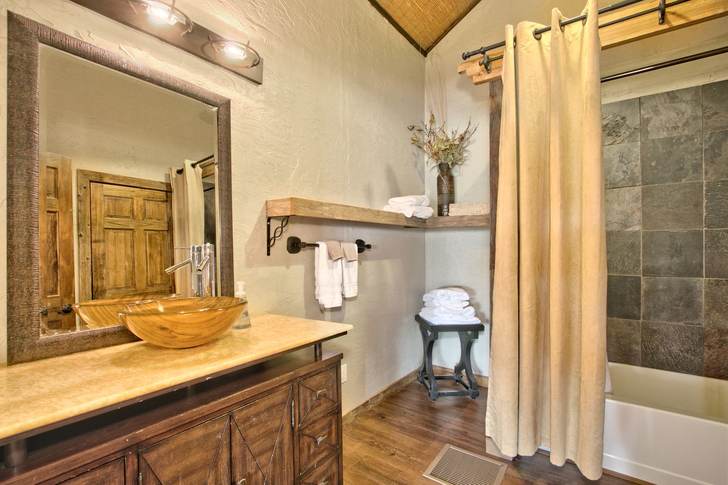 Unique Raised Bungalow Rental with Amazing Texas Hill Country Views in Bergheim, Texas