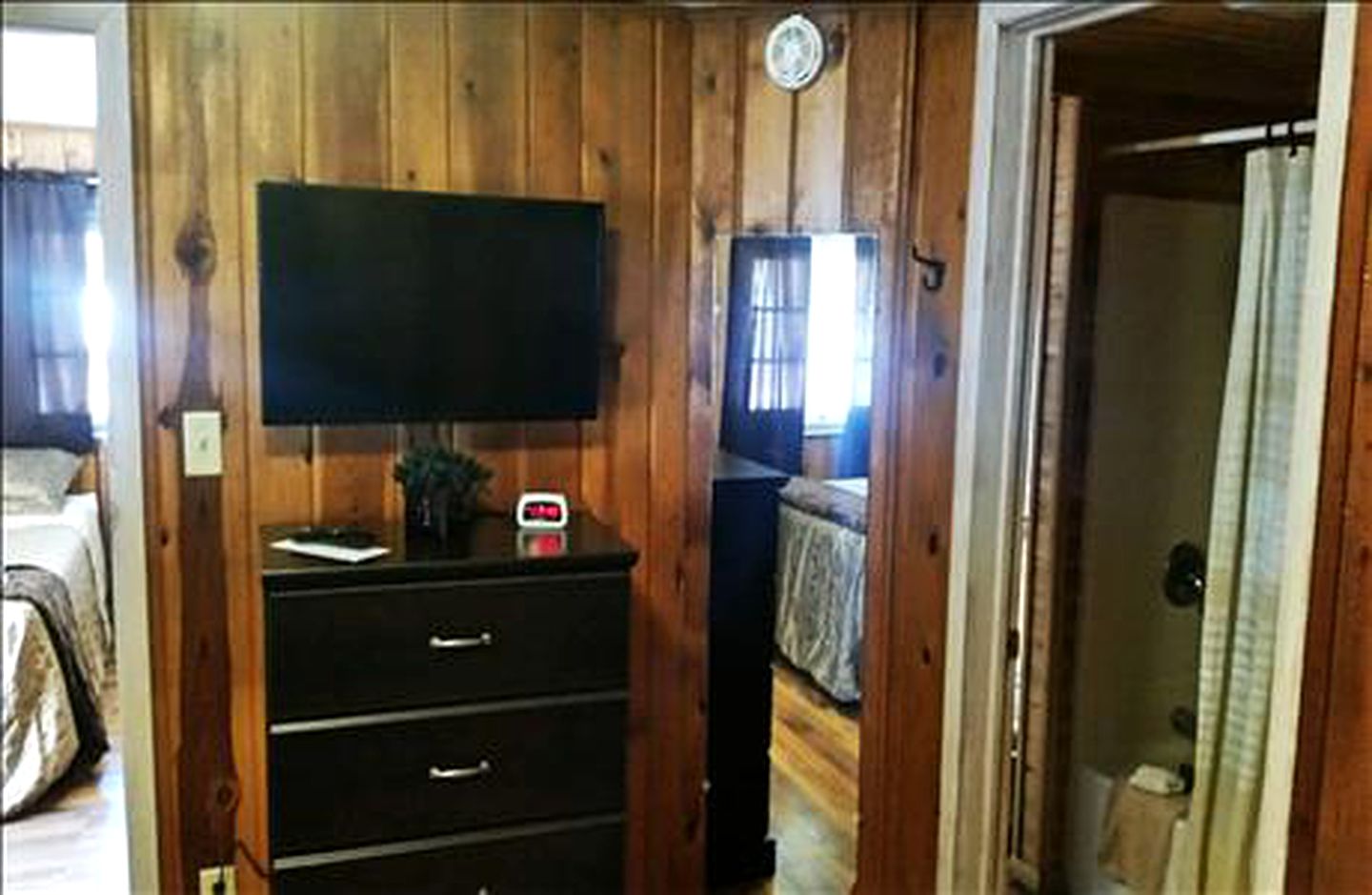 Two-Bedroom Log Cabin Rental near Mount Rushmore, South Dakota