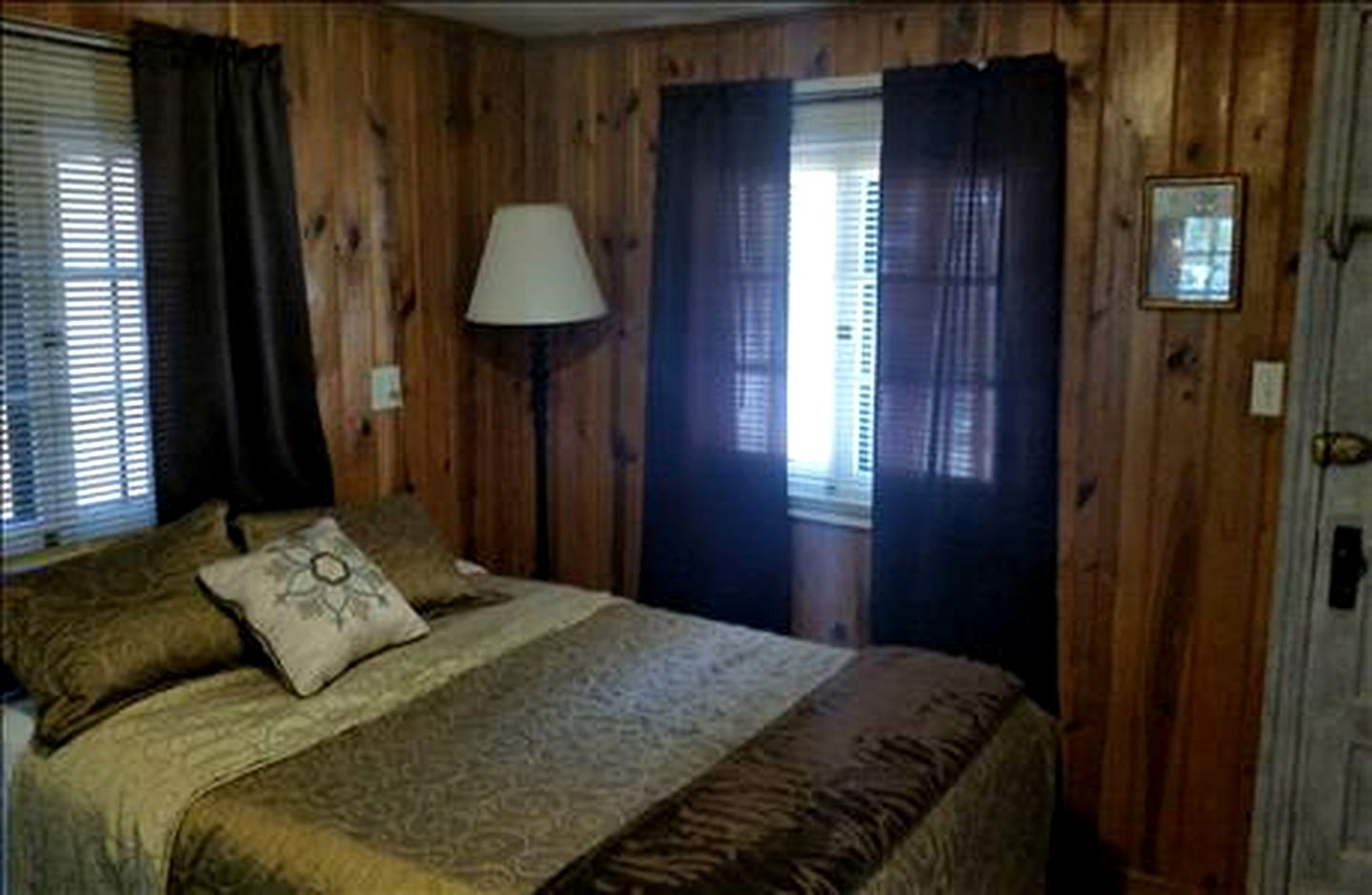 Two-Bedroom Log Cabin Rental near Mount Rushmore, South Dakota