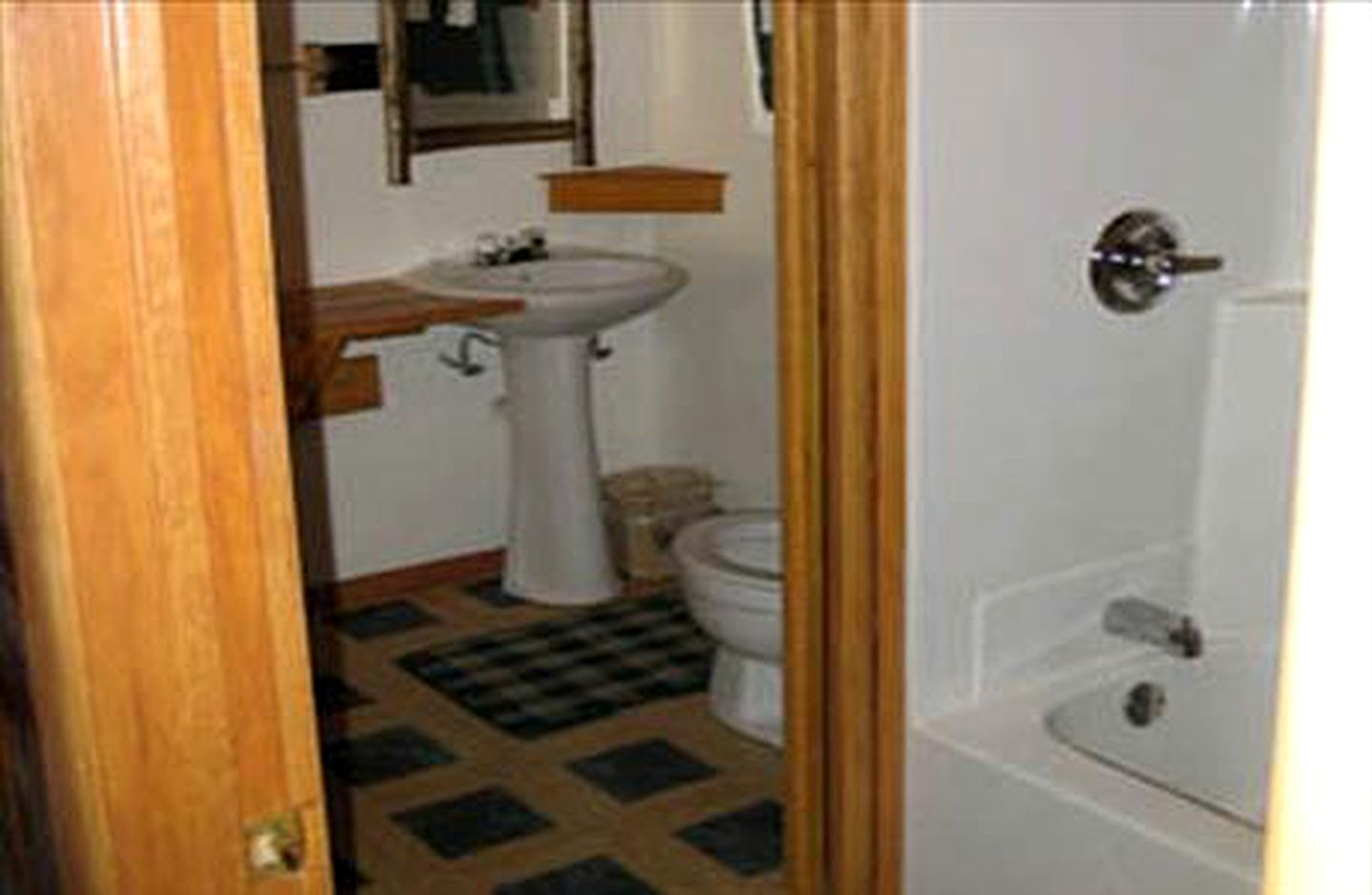 Spacious and Pet-Friendly Log Cabin Rental near Black Hills, South Dakota