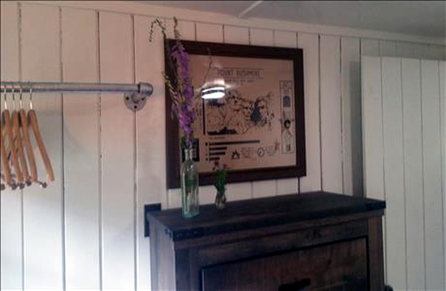 Log Cabin Rental with Americana Decor near Badlands National Park, South Dakota