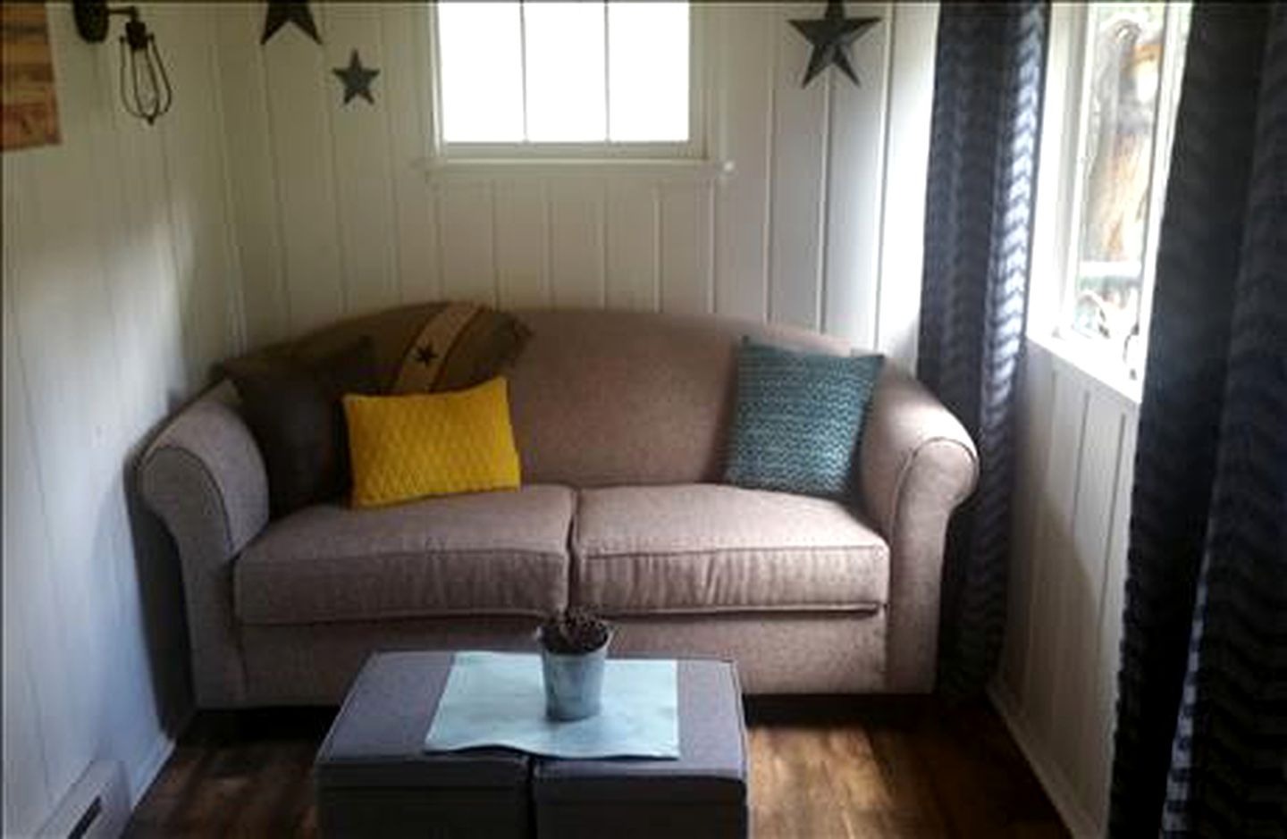Log Cabin Rental with Americana Decor near Badlands National Park, South Dakota