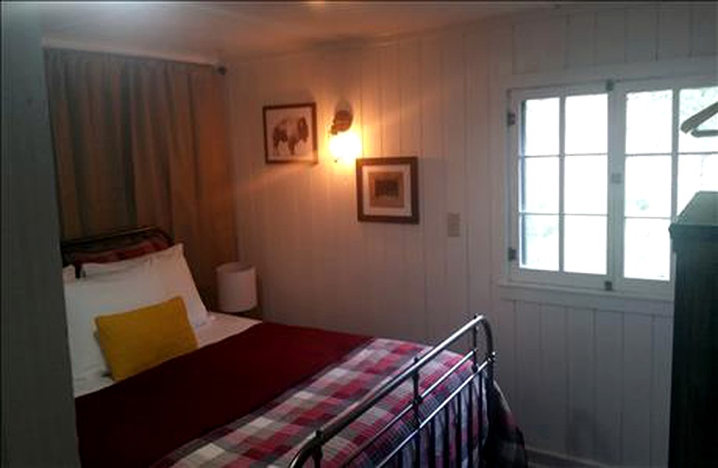 Log Cabin Rental with Americana Decor near Badlands National Park, South Dakota