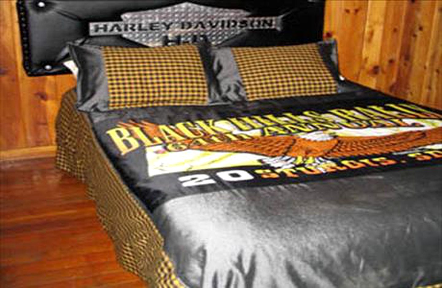 Cozy Log Cabin for Harley Davidson Lovers near Rapid City, South Dakota