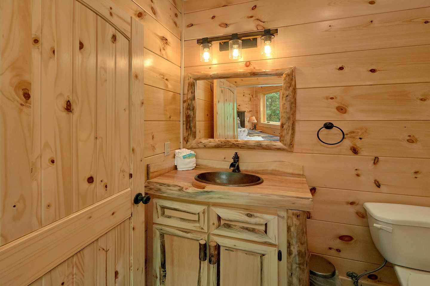 Fun-Filled Sevierville Cabin with a Pool and Mini-Golf for Family Getaways in Tennessee