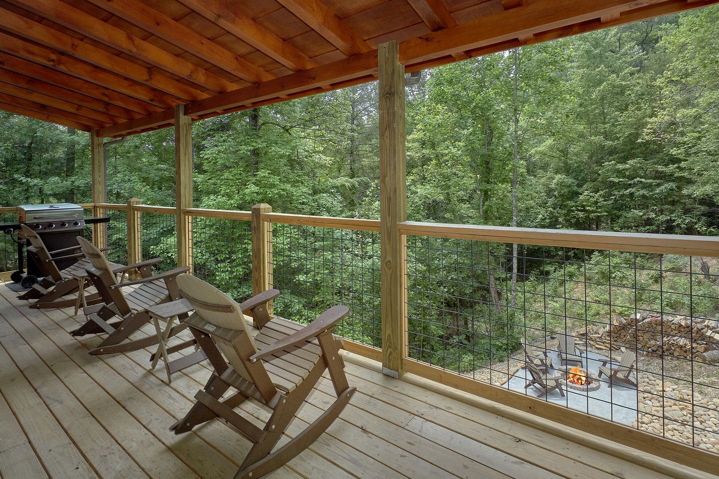 Fun-Filled Sevierville Cabin with a Pool and Mini-Golf for Family Getaways in Tennessee