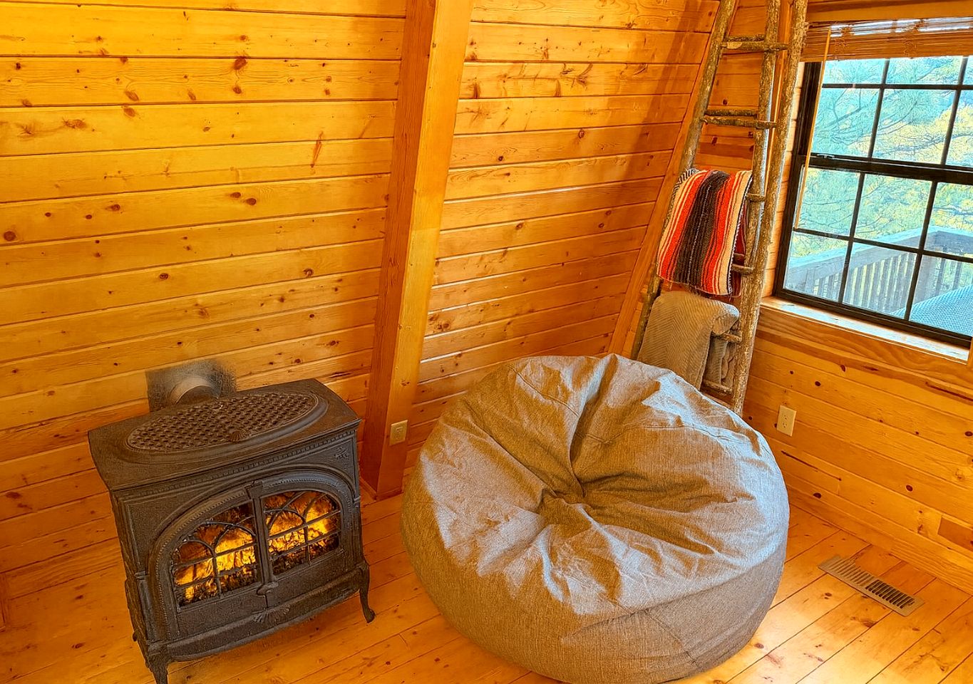 Charming Sunset-View Mountain Cabin with Unique Gothic Décor near Fool Hollow Lake in Show Low, Arizona