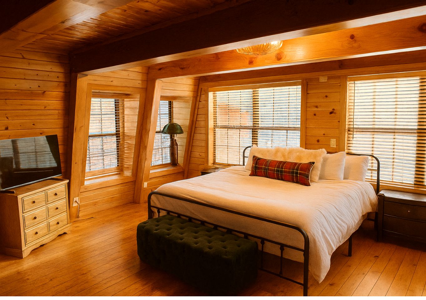 Charming Sunset-View Mountain Cabin with Unique Gothic Décor near Fool Hollow Lake in Show Low, Arizona
