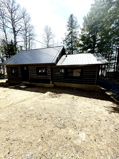 Charming Lakeside Cabin Bungalow with Timeless Rustic Beauty near Portage Lake in Maine