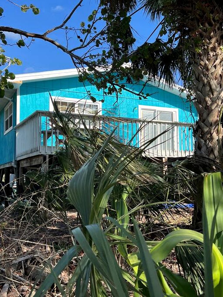 Charming Waterfront Cottage with Private Dock near Little Gasparilla Island, Florida