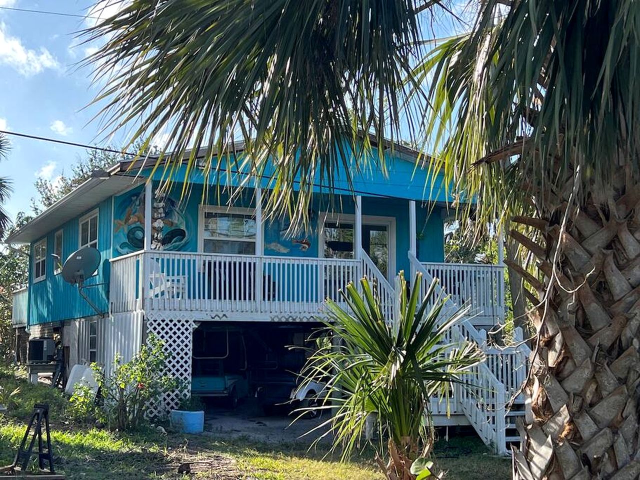 Charming Waterfront Cottage with Private Dock near Little Gasparilla Island, Florida
