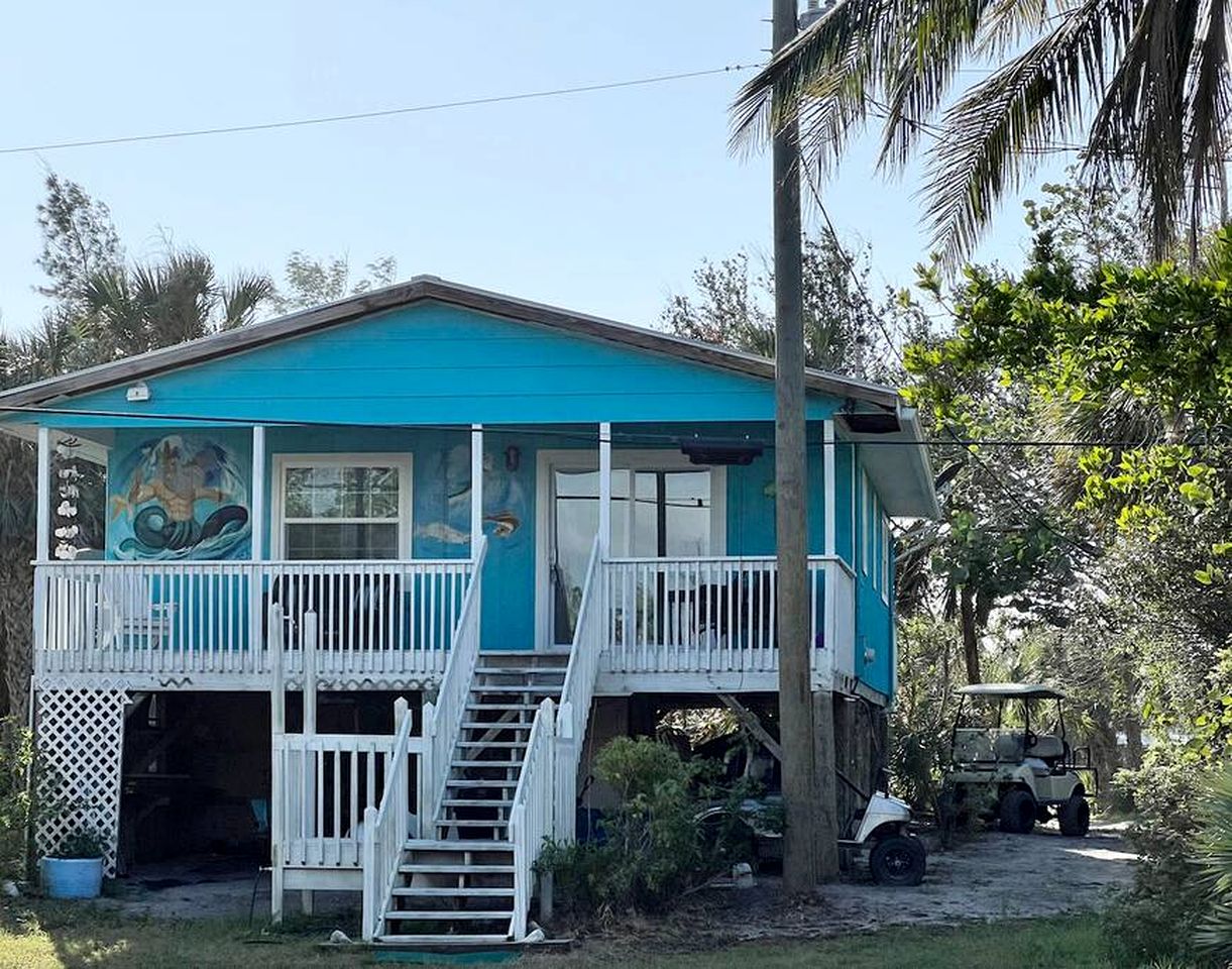 Charming Waterfront Cottage with Private Dock near Little Gasparilla Island, Florida