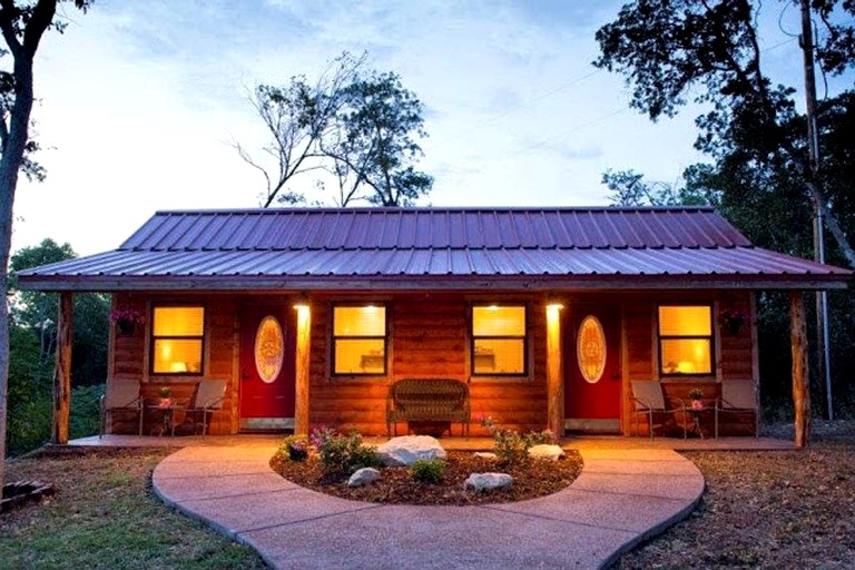 Cabins (Waco, Texas, United States)