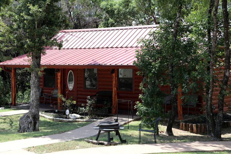 Cabins (Waco, Texas, United States)