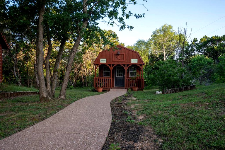 Cabins (Waco, Texas, United States)