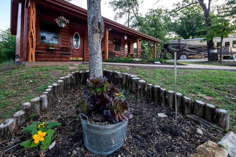 Cabins (Waco, Texas, United States)