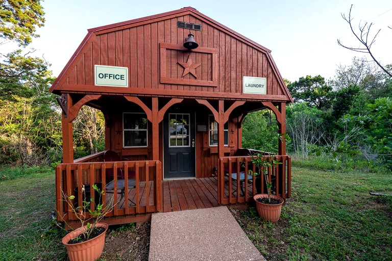 Cabins (Waco, Texas, United States)