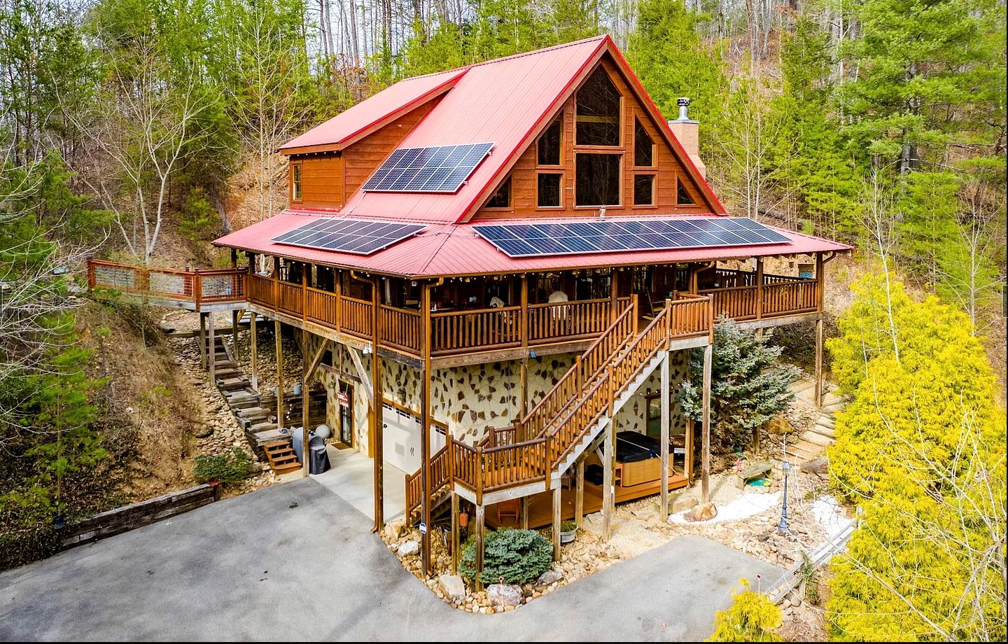 Incredible Family Cabin with Pool Table, Arcade Game, and Hot Tub for Luxury Getaway in Gatlinburg, Tennessee