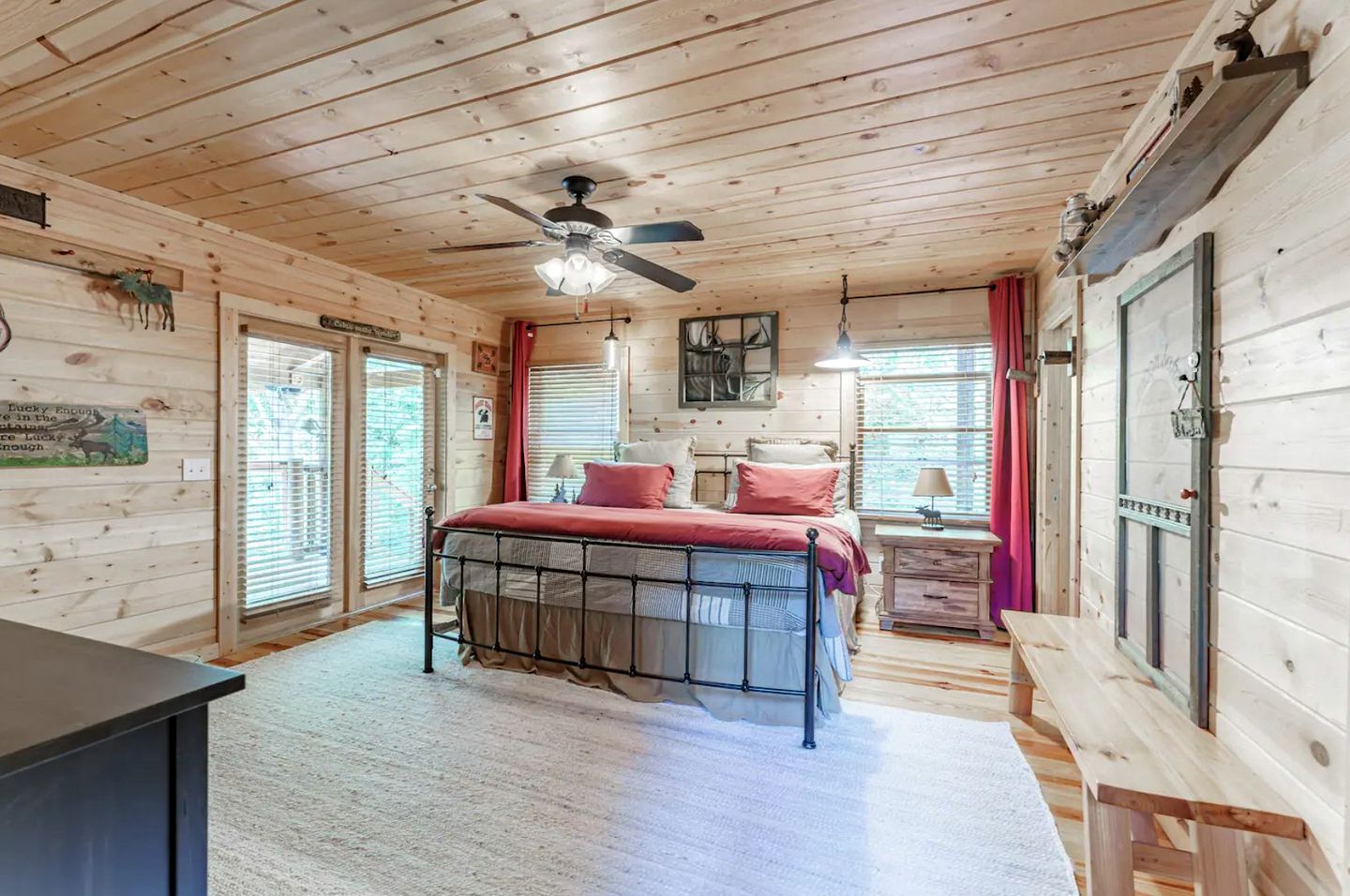 Incredible Family Cabin with Pool Table, Arcade Game, and Hot Tub for Luxury Getaway in Gatlinburg, Tennessee