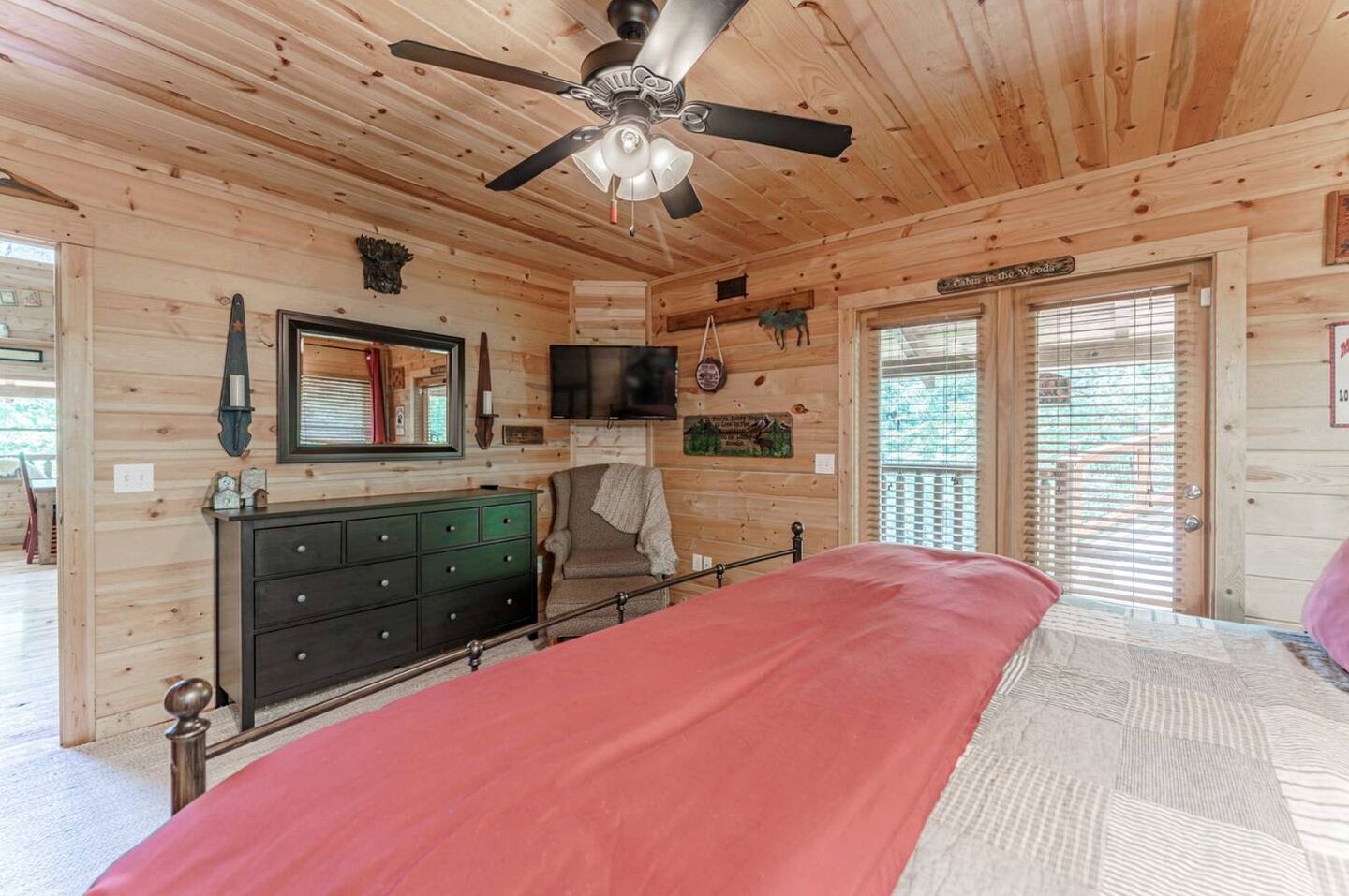 Incredible Family Cabin with Pool Table, Arcade Game, and Hot Tub for Luxury Getaway in Gatlinburg, Tennessee