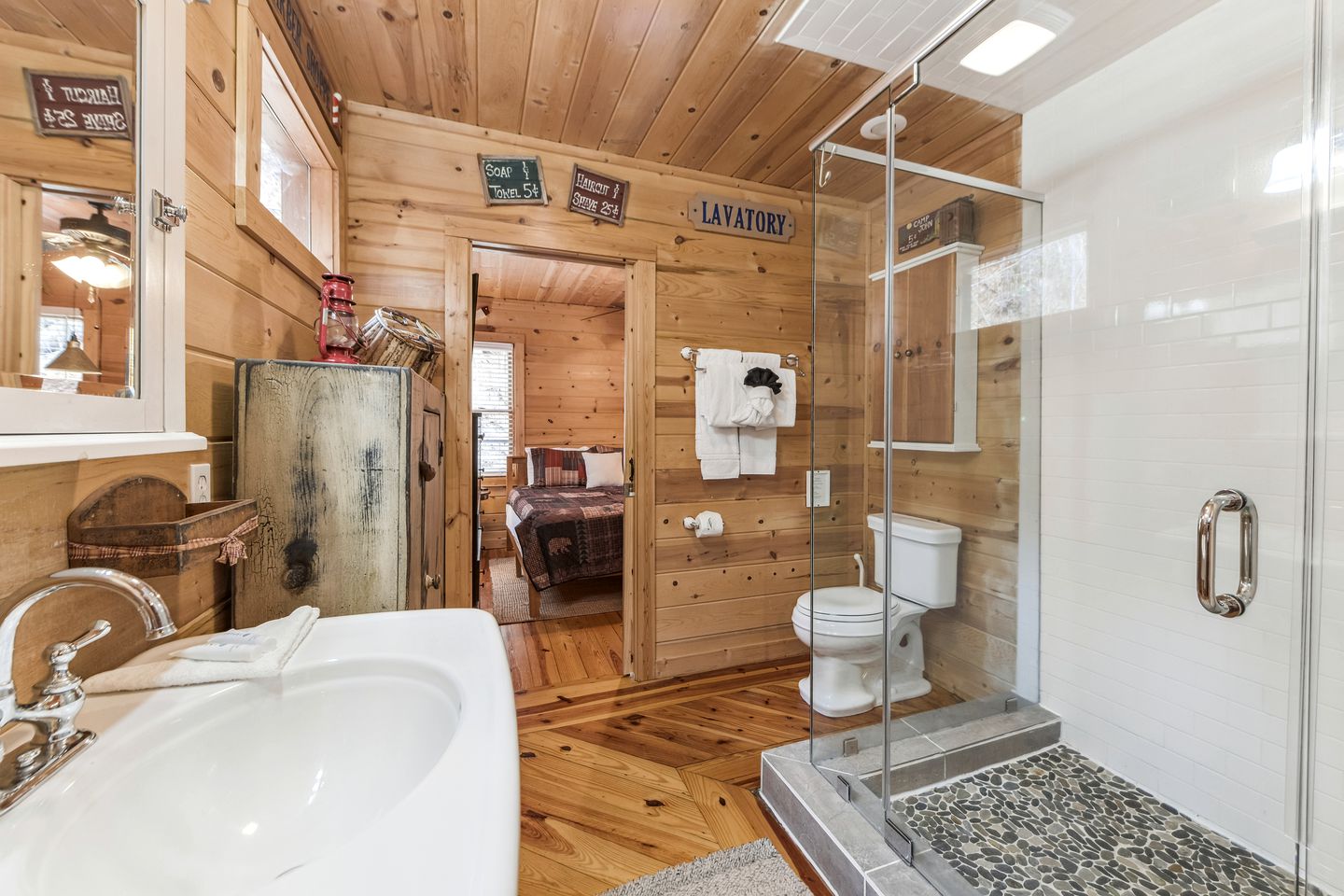 Incredible Family Cabin with Pool Table, Arcade Game, and Hot Tub for Luxury Getaway in Gatlinburg, Tennessee