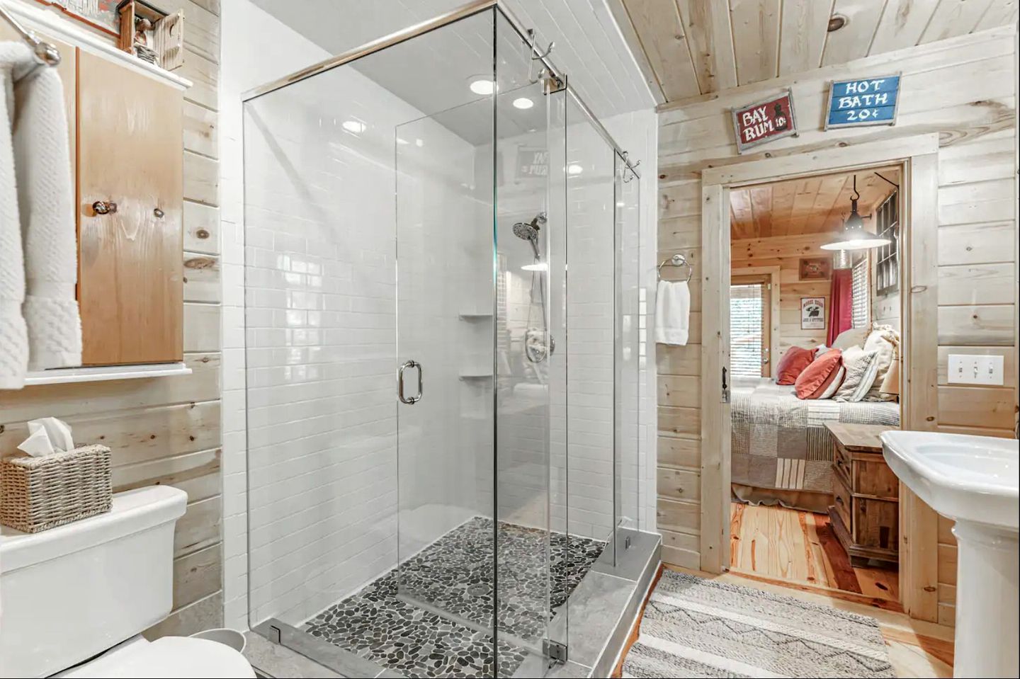 Incredible Family Cabin with Pool Table, Arcade Game, and Hot Tub for Luxury Getaway in Gatlinburg, Tennessee